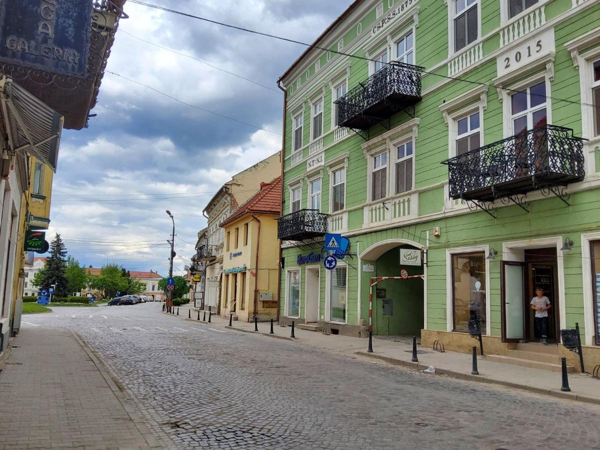 Sissy Vendeghaz Hotel Tîrgu Secuiesc Екстериор снимка