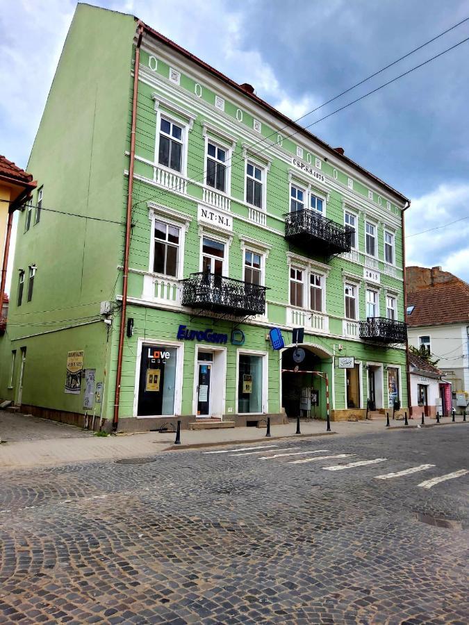 Sissy Vendeghaz Hotel Tîrgu Secuiesc Екстериор снимка