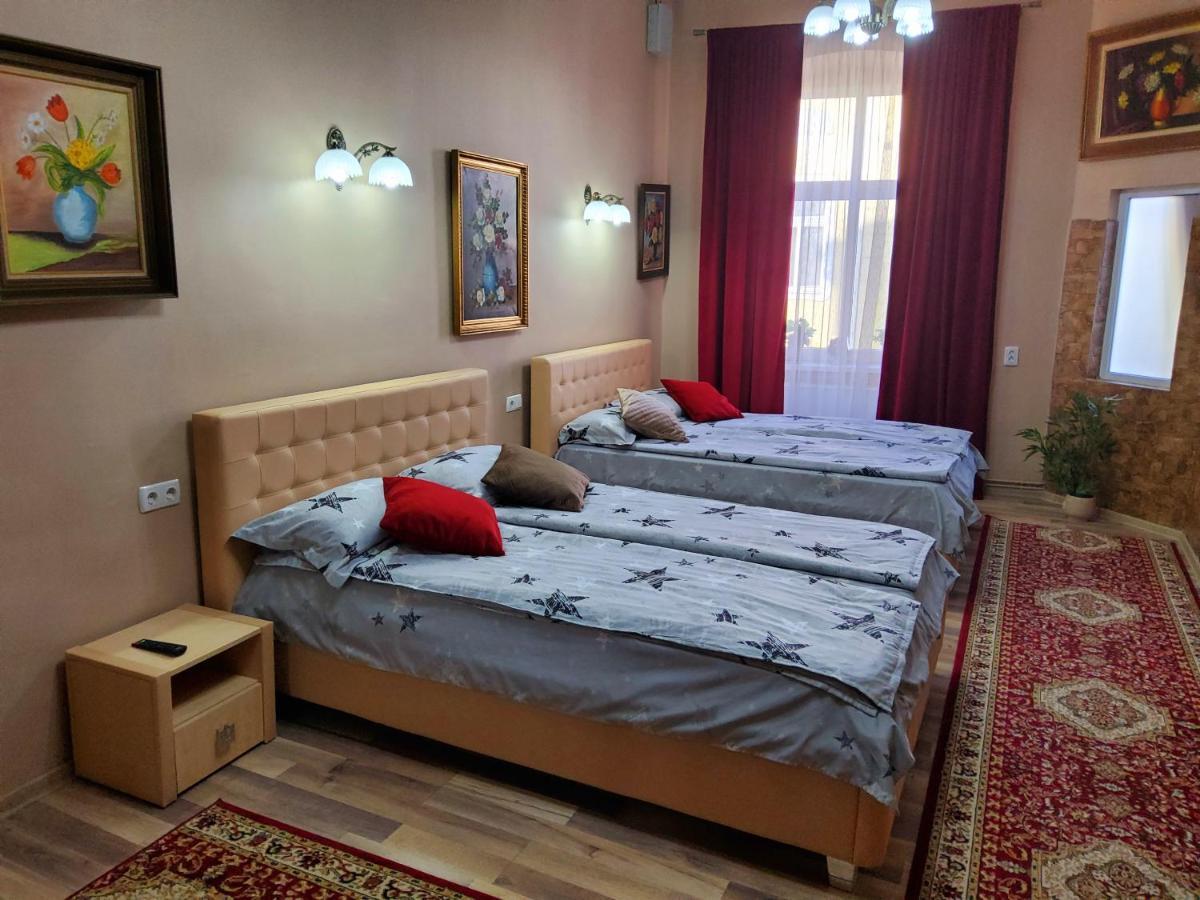 Sissy Vendeghaz Hotel Tîrgu Secuiesc Екстериор снимка