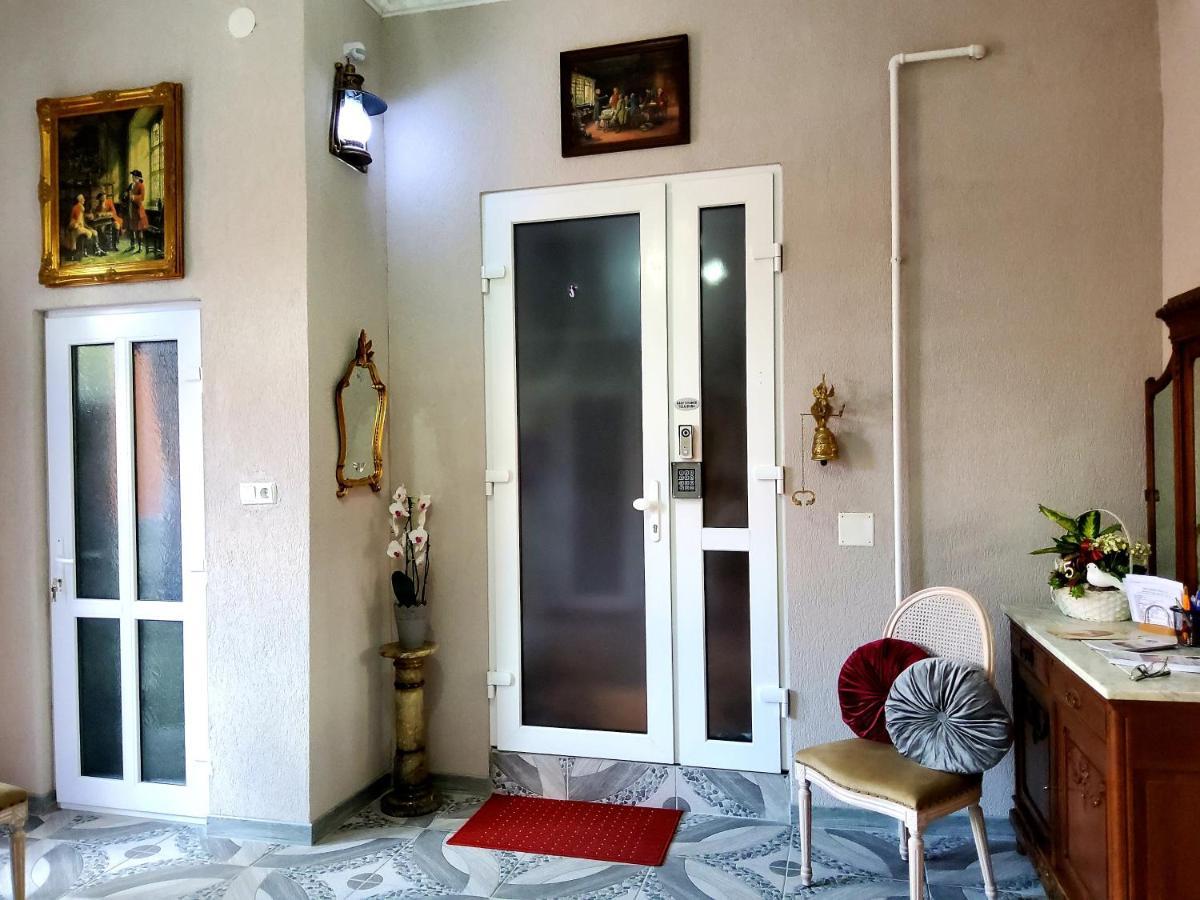 Sissy Vendeghaz Hotel Tîrgu Secuiesc Екстериор снимка
