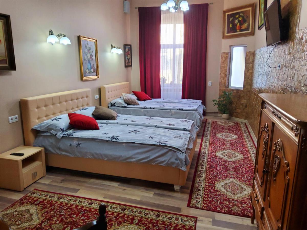 Sissy Vendeghaz Hotel Tîrgu Secuiesc Екстериор снимка