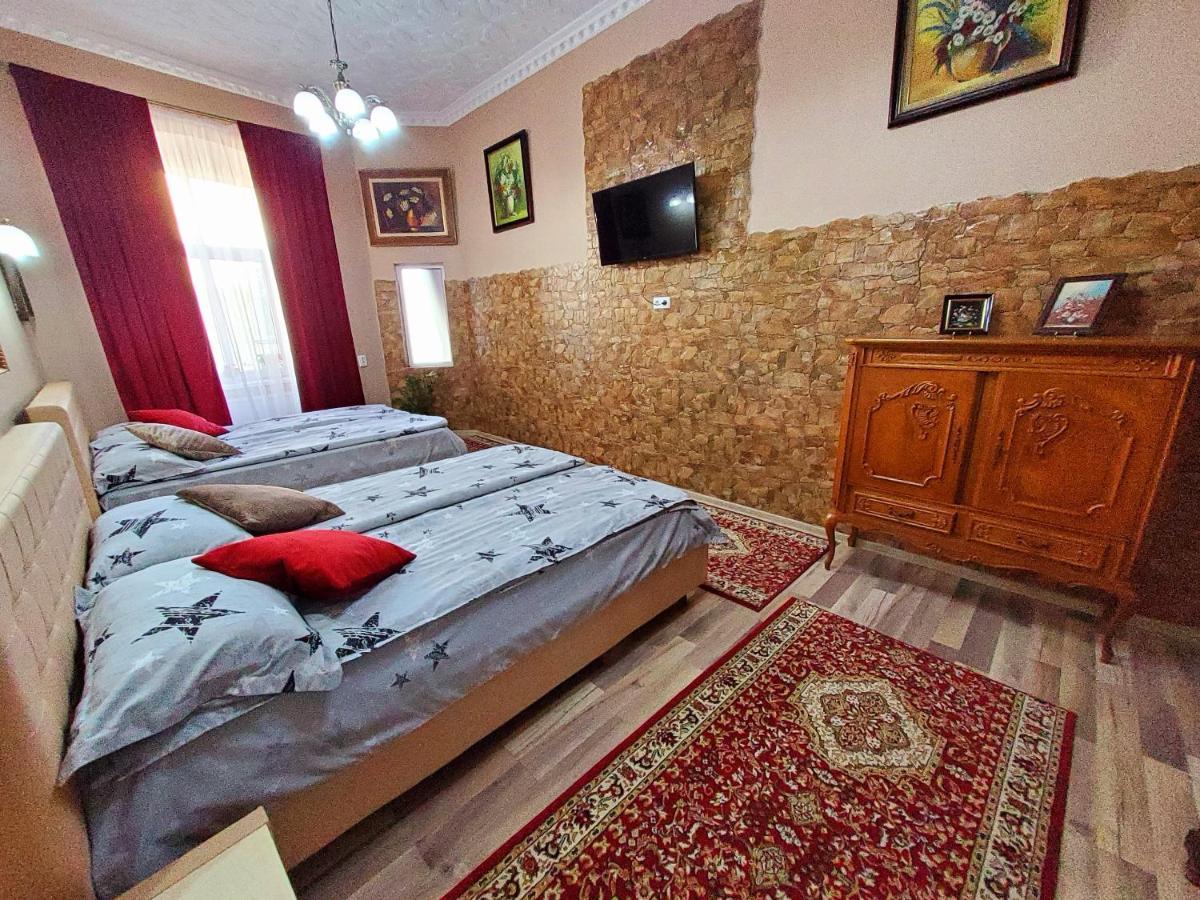 Sissy Vendeghaz Hotel Tîrgu Secuiesc Екстериор снимка